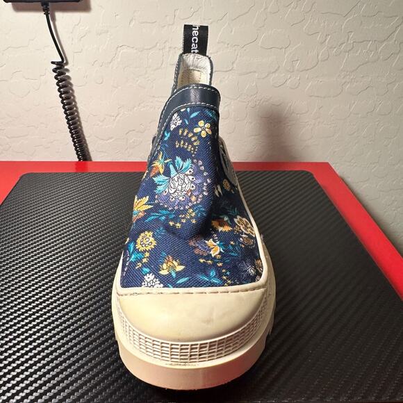 sold out! vaddia izzy navy floral sneakers us 6.5 retail $199 - Picture 3 of 11
